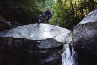  与专业人士一起溪降 